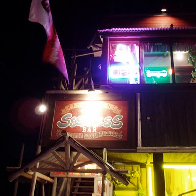 Seedless Bar：由比ケ浜の国道134沿いにあるカリフォルニアスタイルのレストラン